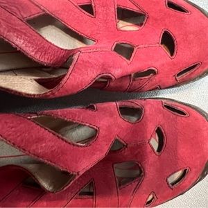 Bionica MacLean suede closed toe sandal w/velcro in Red. Size 9M.Condition: Used